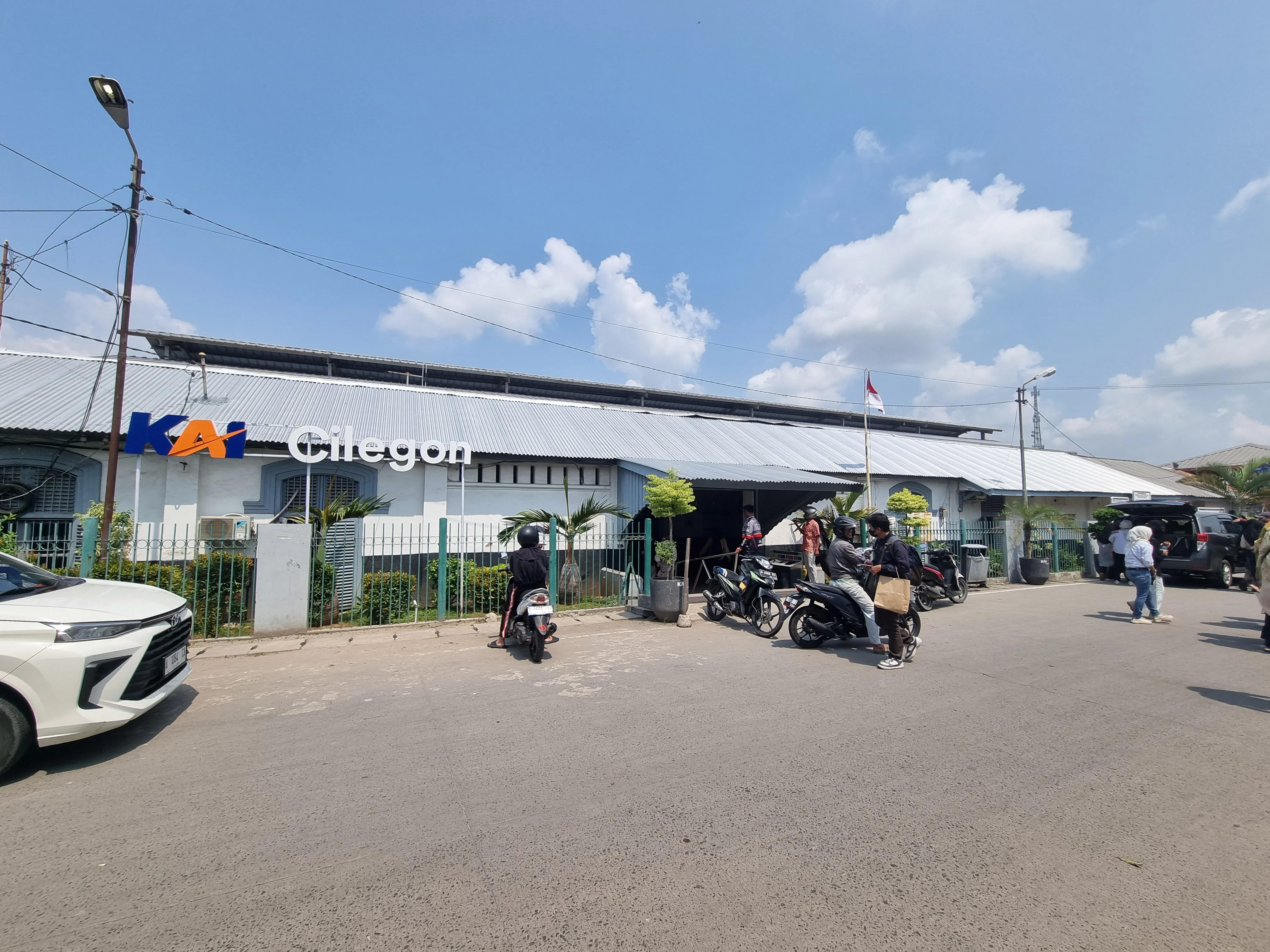 Stasiun Cilegon sisi depan | Source: Wikimedia Commons | License: CC BY-SA 4.0 | https://commons.wikimedia.org/wiki/File:Cilegon_railway_station_front_side.jpg