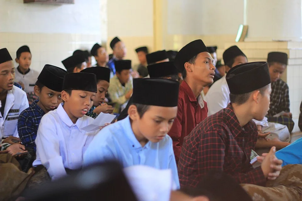 Representative photo for pesantren listing - santri reading Qur’an | Representative image, not exact site photo | Source: Wikimedia Commons | License: CC BY-SA 4.0 | https://commons.wikimedia.org/wiki/File:Santri_Nusantara.jpg
