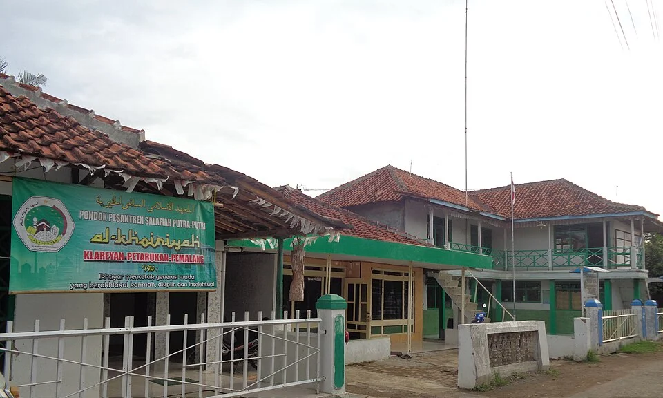 Representative photo for pesantren listing - front pondok building | Representative image, not exact site photo | Source: Wikimedia Commons | License: CC BY-SA 4.0 | https://commons.wikimedia.org/wiki/File:Pondok_.jpg