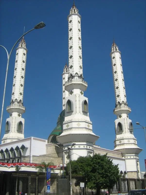Masjid Agung Nurul Ikhlas Cilegon | Source: Wikimedia Commons | License: CC BY-SA 3.0 | https://commons.wikimedia.org/wiki/File:Masjid_Agung_Cilegon.jpg